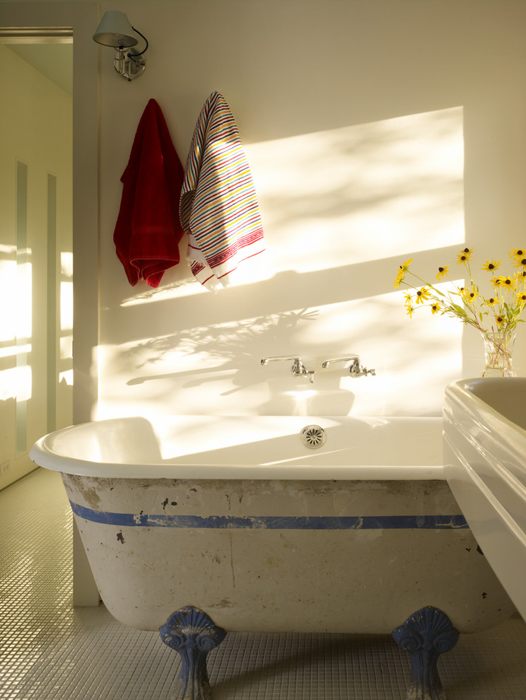 На фото: ванная комната в стиле шебби-шик с ванной на ножках с