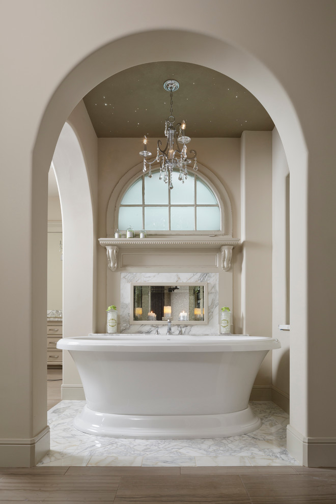 Exempel på ett klassiskt badrum, med ett fristående badkar och beige väggar