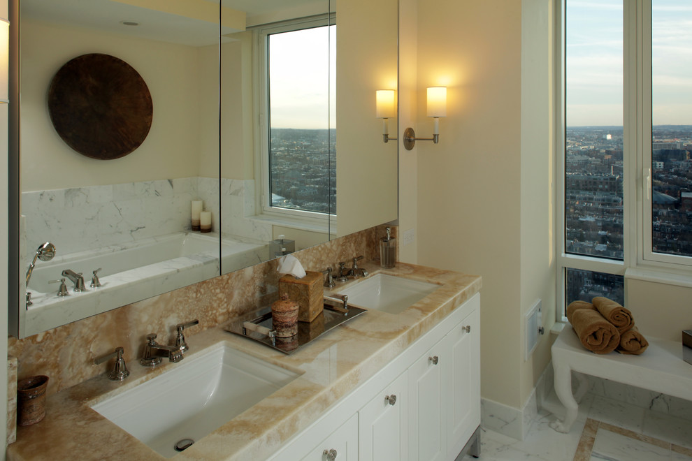 Idéer för att renovera ett mellanstort funkis en-suite badrum, med ett nedsänkt handfat, släta luckor, vita skåp, ett platsbyggt badkar, keramikplattor, beige väggar och klinkergolv i keramik