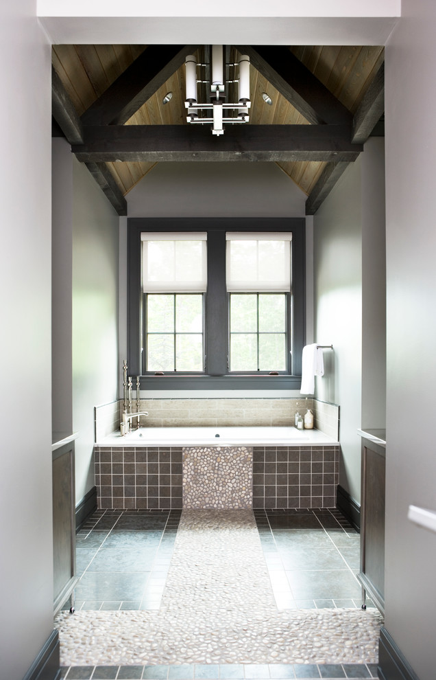 Idee per una grande stanza da bagno padronale contemporanea con vasca da incasso, piastrelle beige, piastrelle di pietra calcarea, pareti grigie, pavimento in ardesia e pavimento nero