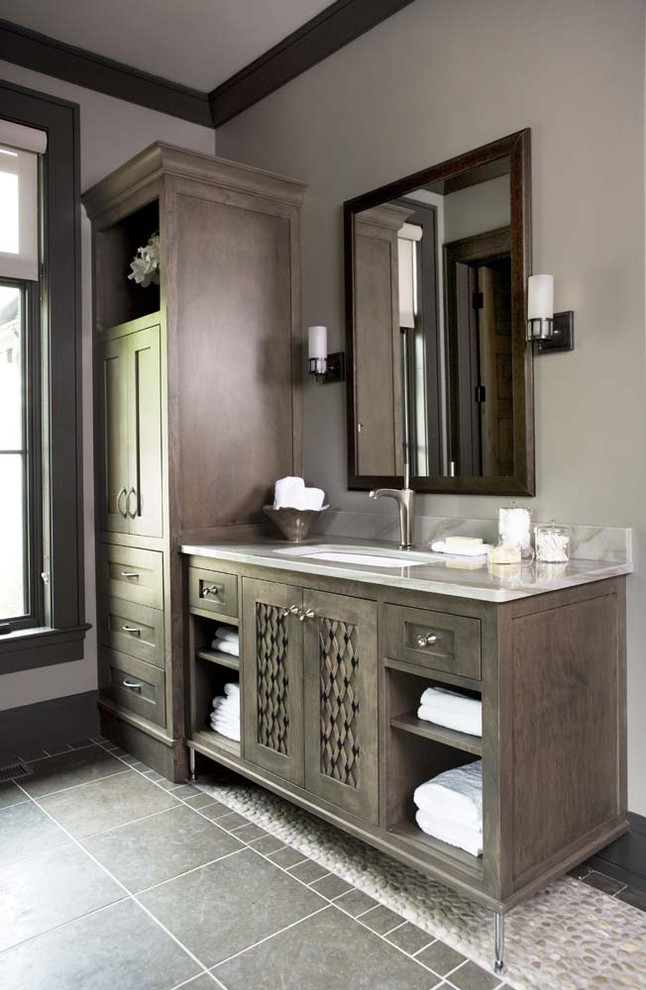 Bild på ett stort rustikt en-suite badrum, med skåp i shakerstil, marmorbänkskiva, grå kakel, kakel i småsten, grå väggar och skåp i mörkt trä