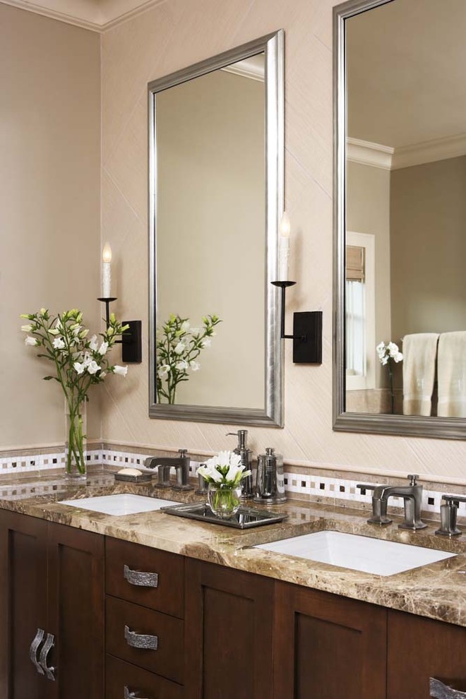Immagine di una grande stanza da bagno padronale minimal con ante in stile shaker, ante in legno bruno, top in granito, piastrelle beige, piastrelle a mosaico, pareti beige e lavabo sottopiano