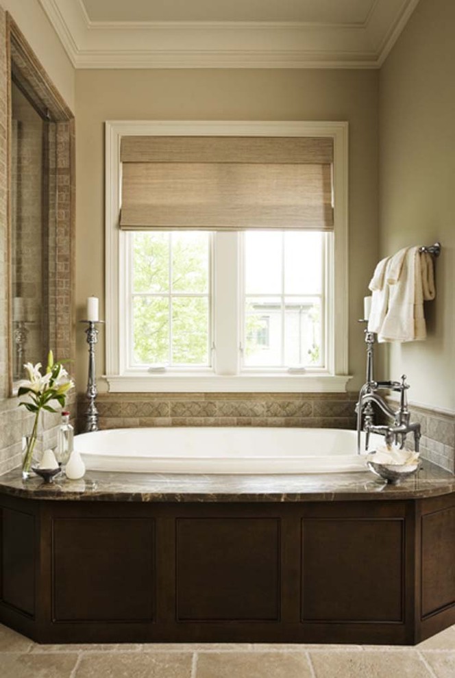 Inspiration för stora klassiska en-suite badrum, med skåp i shakerstil, skåp i mörkt trä, granitbänkskiva, ett badkar i en alkov, grå kakel, beige väggar och travertin golv