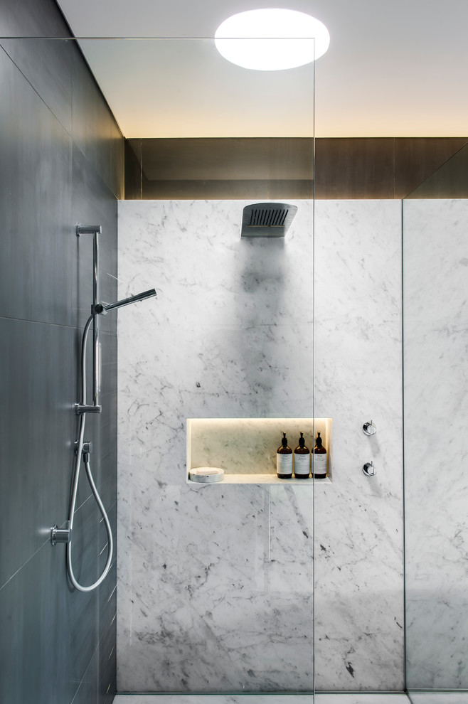 Idéer för ett stort modernt en-suite badrum, med ett fristående badkar, en öppen dusch, en vägghängd toalettstol, grå kakel, stenhäll, grå väggar och klinkergolv i keramik