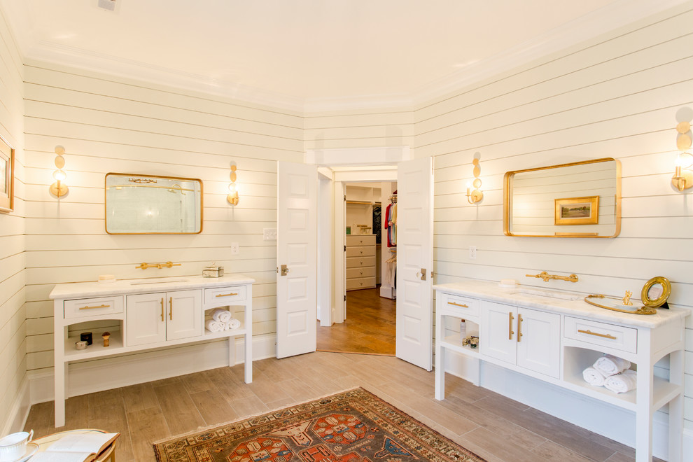 リッチモンドにあるトラディショナルスタイルのおしゃれな浴室 (シェーカースタイル扉のキャビネット、白いキャビネット、白い壁、アンダーカウンター洗面器、ベージュの床) の写真