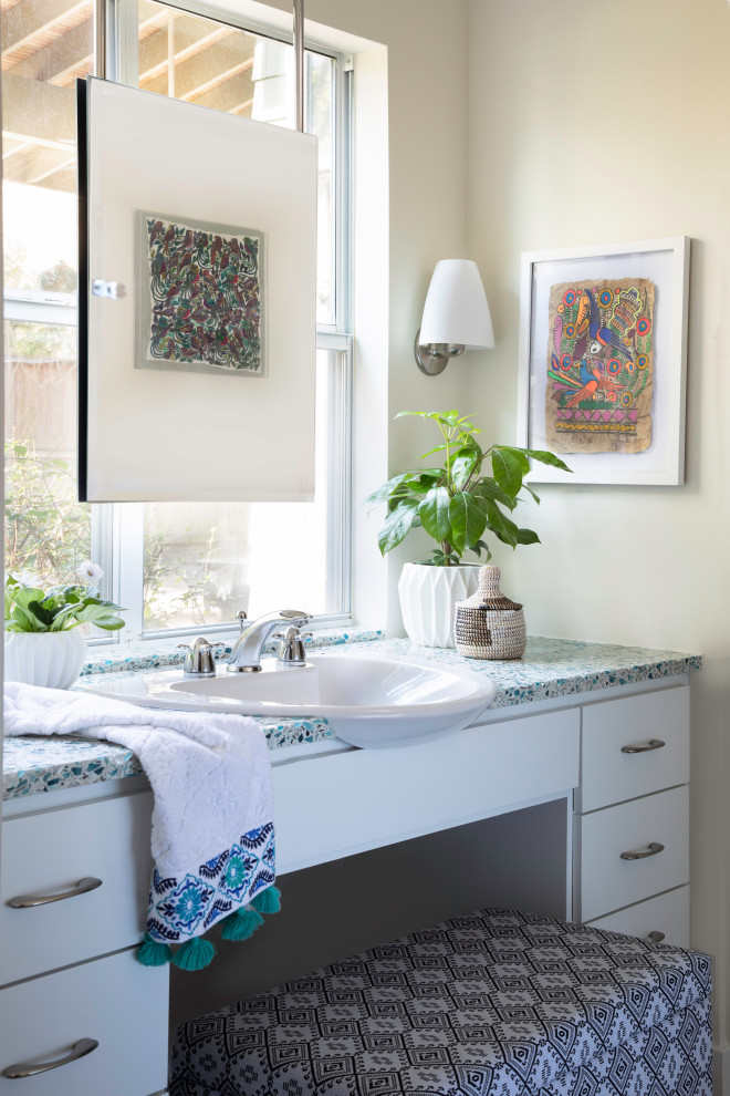 Modelo de cuarto de baño bohemio con puertas de armario blancas y encimeras multicolor