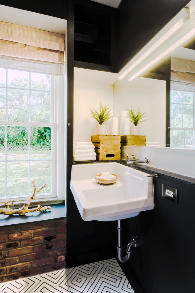 Bild på ett mellanstort industriellt en-suite badrum, med en dusch i en alkov, en toalettstol med hel cisternkåpa, svarta väggar, klinkergolv i keramik, ett väggmonterat handfat, flerfärgat golv och dusch med gångjärnsdörr