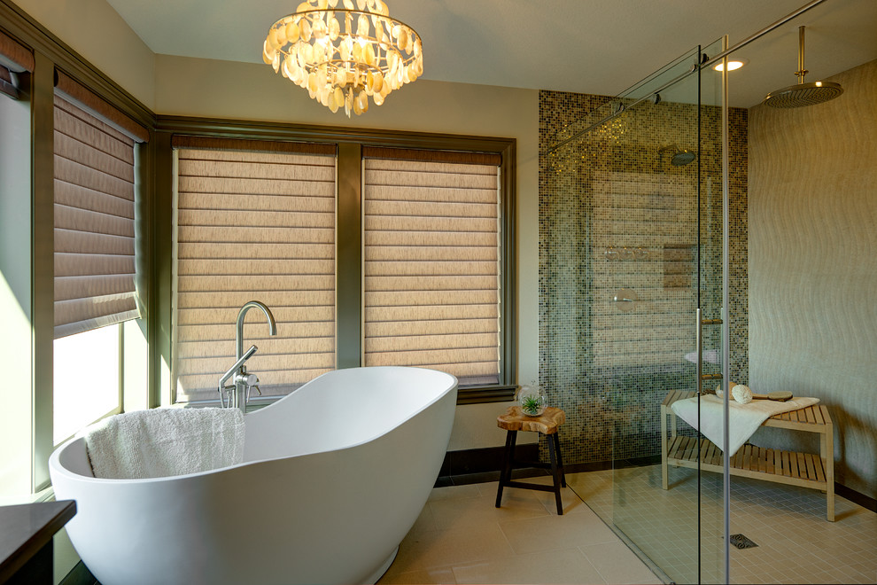 Modelo de cuarto de baño rectangular tradicional renovado con bañera exenta y suelo beige