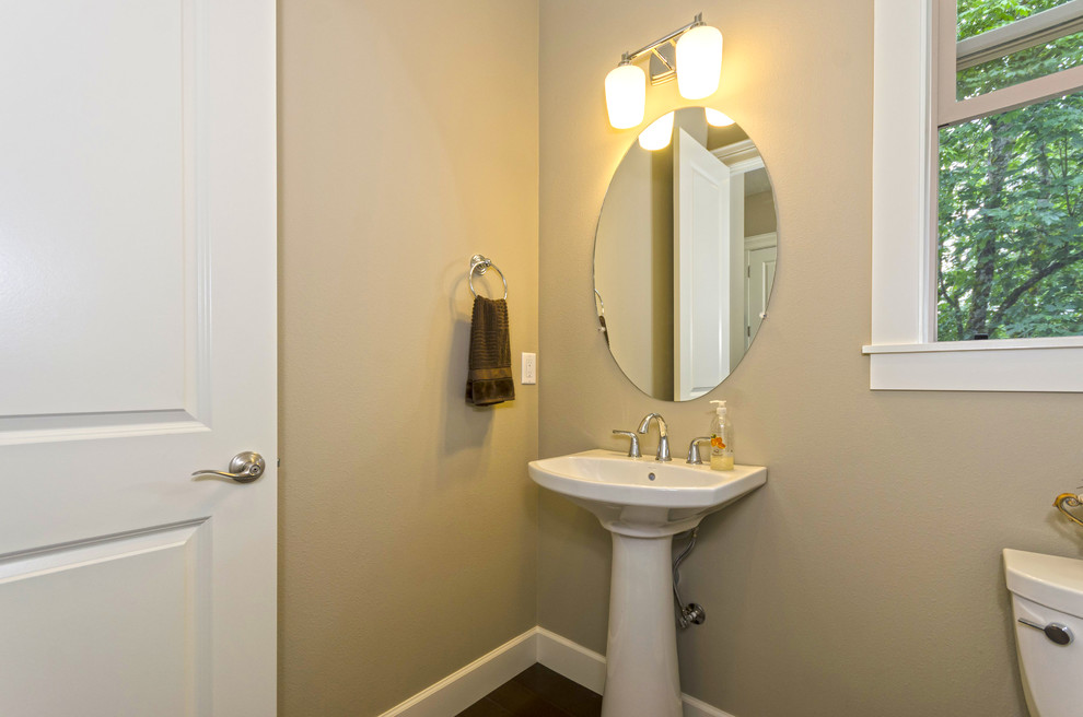 Inspiration pour une petite salle de bain craftsman avec WC à poser, un mur beige, parquet foncé et un lavabo de ferme.
