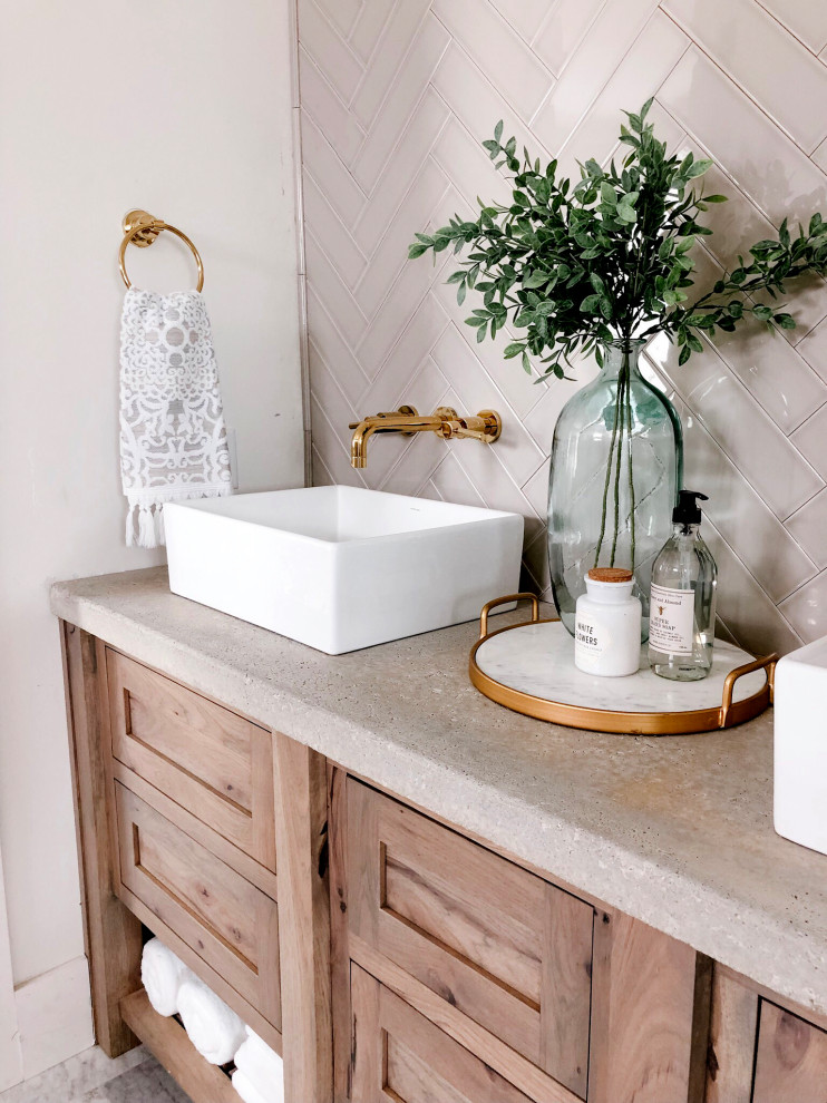 Exemple d'une salle de bain nature en bois vieilli avec un placard avec porte à panneau encastré, un carrelage blanc, une vasque, un plan de toilette en béton, un plan de toilette gris, meuble double vasque et meuble-lavabo encastré.