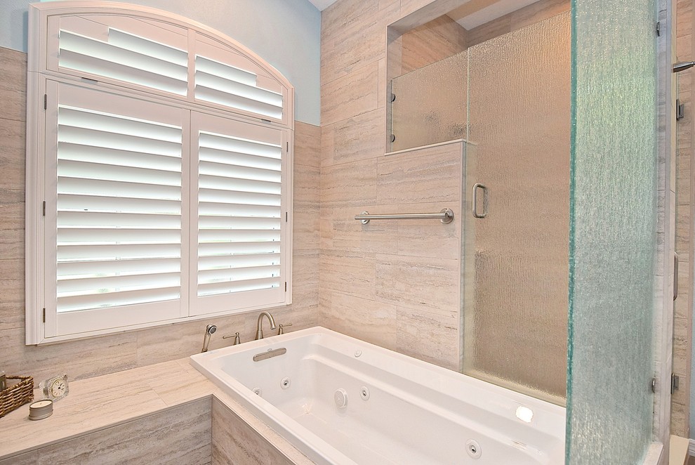 Modern inredning av ett stort en-suite badrum, med en dusch i en alkov, beige kakel, porslinskakel, blå väggar, dusch med gångjärnsdörr och ett platsbyggt badkar