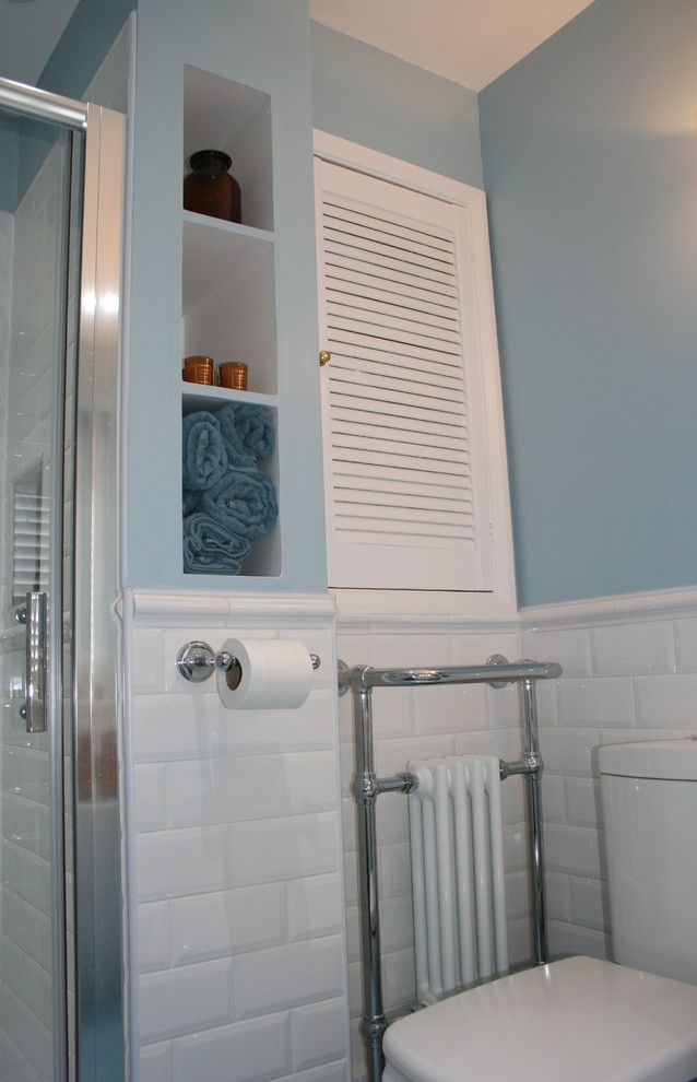 Immagine di una piccola stanza da bagno padronale moderna con vasca freestanding, doccia alcova, WC a due pezzi, piastrelle bianche, piastrelle in ceramica, pareti blu, pavimento con piastrelle in ceramica e lavabo a colonna