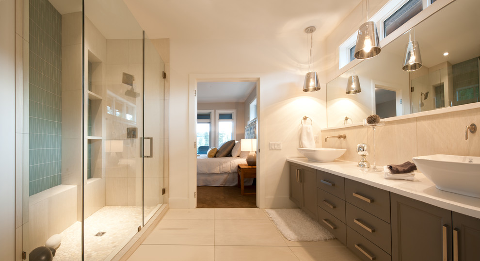 Modernes Badezimmer mit Aufsatzwaschbecken, Duschnische und blauen Fliesen in Vancouver