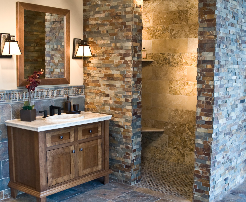 Immagine di una stanza da bagno rustica con piastrelle in ardesia