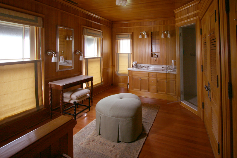 ボストンにある広いヴィクトリアン調のおしゃれなマスターバスルーム (家具調キャビネット、中間色木目調キャビネット、コーナー設置型シャワー、茶色い壁、無垢フローリング、一体型シンク) の写真
