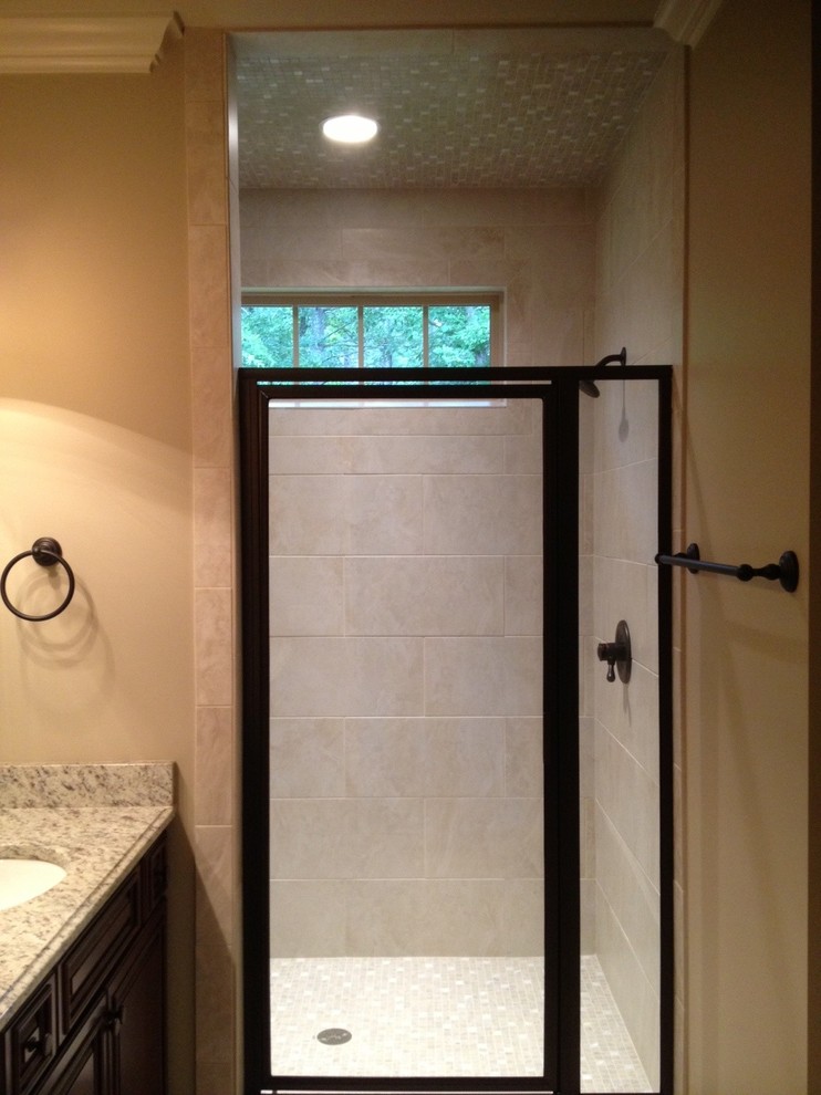 На фото: ванная комната среднего размера в классическом стиле с консольной раковиной, темными деревянными фасадами, столешницей из гранита, угловым душем, белой плиткой, керамической плиткой, бежевыми стенами и душевой кабиной