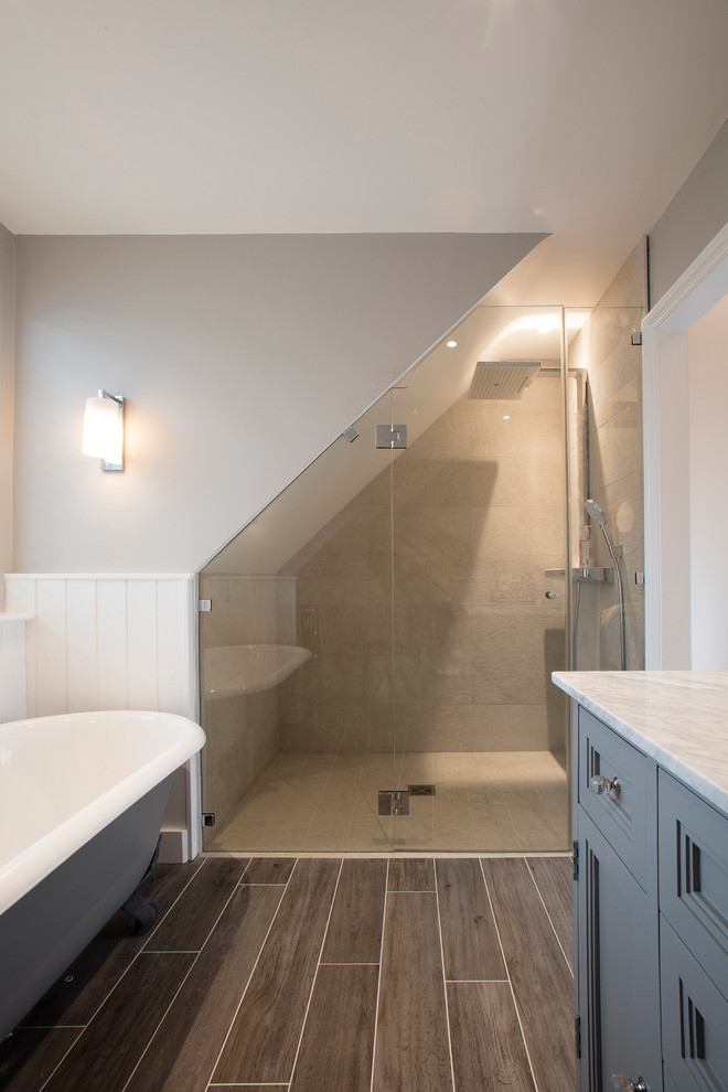 Источник вдохновения для домашнего уюта: главная ванная комната в стиле кантри с серыми фасадами, отдельно стоящей ванной и серыми стенами