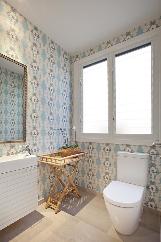 Esempio di una stanza da bagno minimal di medie dimensioni con lavabo integrato, ante bianche, top in marmo, WC monopezzo, piastrelle bianche, pavimento con piastrelle in ceramica e ante lisce