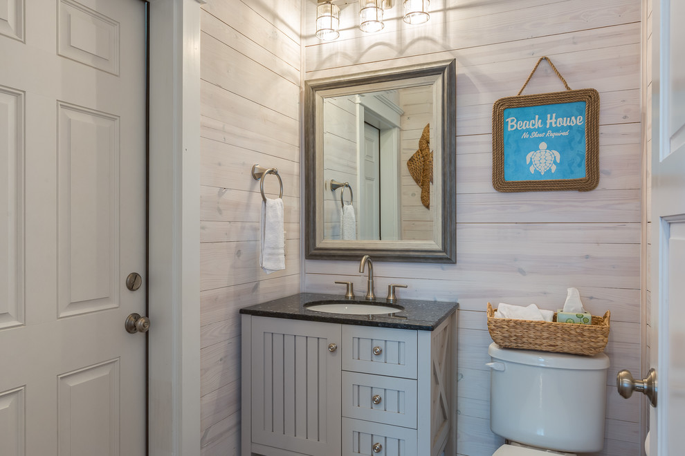 Стильный дизайн: ванная комната в морском стиле с врезной раковиной, фасадами с утопленной филенкой, серыми фасадами и раздельным унитазом - последний тренд