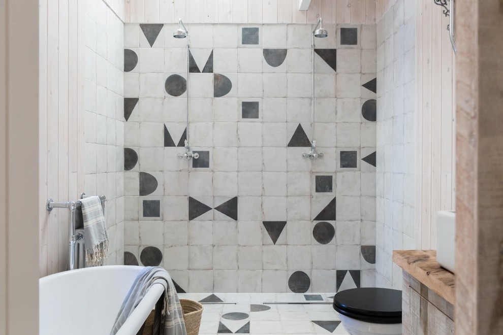 Inspiration för små moderna badrum med dusch, med våtrum, en toalettstol med separat cisternkåpa, svart och vit kakel, vit kakel, keramikplattor, beige väggar, träbänkskiva och flerfärgat golv