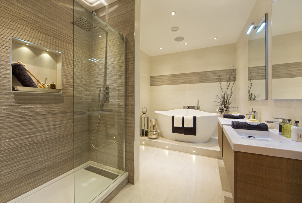 Foto på ett funkis en-suite badrum, med ett fristående badkar, en öppen dusch, porslinskakel, klinkergolv i porslin och med dusch som är öppen