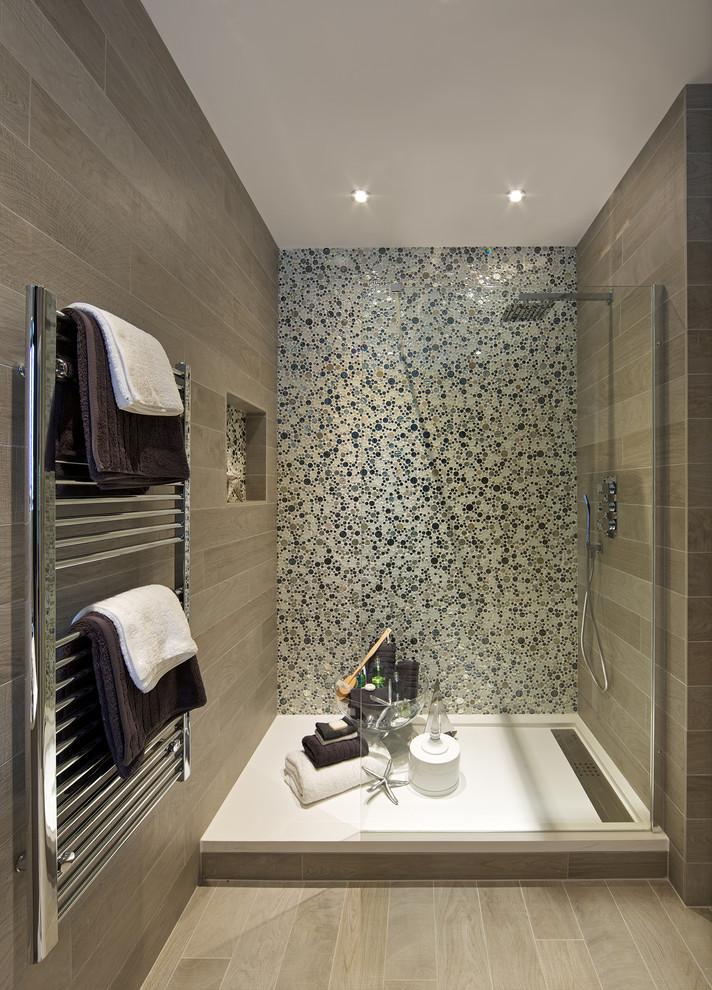 На фото: ванная комната в современном стиле с полом из керамогранита