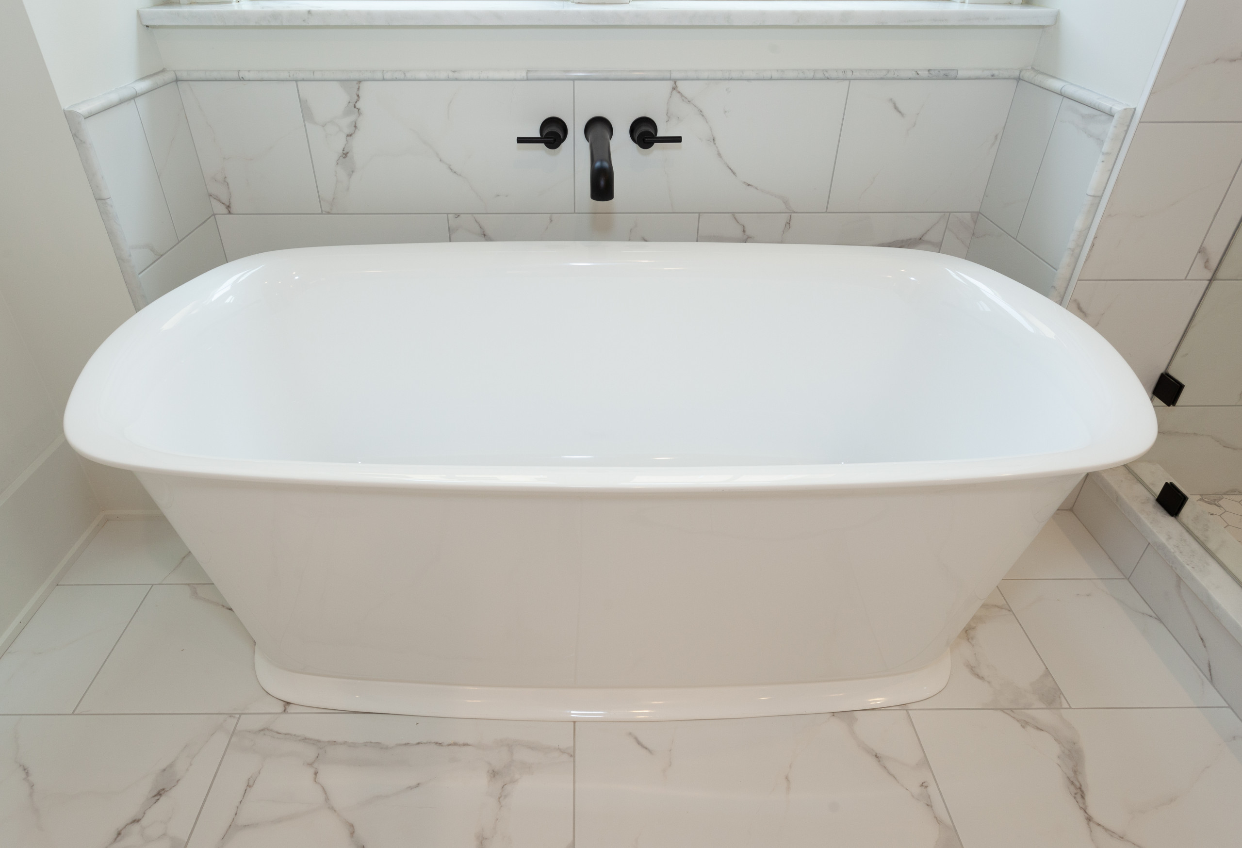 Idéer til bad med et fritstående badekar - Februar 2022 | Houzz DK