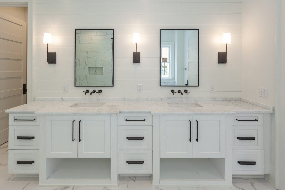 Idéer för att renovera ett mycket stort maritimt vit vitt en-suite badrum, med luckor med profilerade fronter, vita skåp, ett fristående badkar, våtrum, vit kakel, keramikplattor, vita väggar, klinkergolv i keramik, ett undermonterad handfat, marmorbänkskiva, vitt golv och dusch med gångjärnsdörr