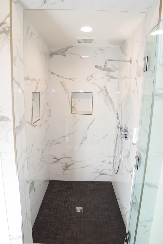 Пример оригинального дизайна: большая главная ванная комната в стиле модернизм с фасадами в стиле шейкер, белыми фасадами, накладной ванной, душем в нише, белыми стенами, полом из сланца, врезной раковиной, столешницей из кварцита, черным полом, душем с распашными дверями и белой столешницей