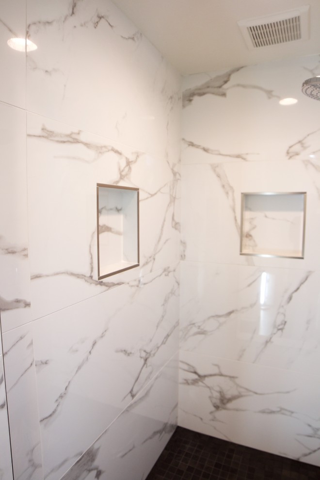 Idéer för stora funkis vitt en-suite badrum, med skåp i shakerstil, vita skåp, ett platsbyggt badkar, en dusch i en alkov, vita väggar, skiffergolv, ett undermonterad handfat, bänkskiva i kvartsit, svart golv och dusch med gångjärnsdörr