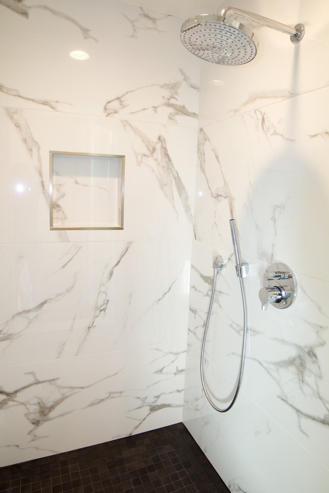 Inredning av ett modernt stort vit vitt en-suite badrum, med skåp i shakerstil, vita skåp, ett platsbyggt badkar, en dusch i en alkov, vita väggar, skiffergolv, ett undermonterad handfat, bänkskiva i kvartsit, svart golv och dusch med gångjärnsdörr
