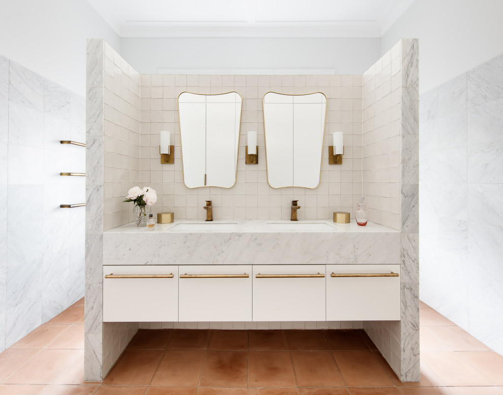 Inspiration för ett funkis vit vitt badrum, med släta luckor, en dusch i en alkov, vit kakel, marmorkakel, vita väggar, klinkergolv i terrakotta, ett undermonterad handfat, marmorbänkskiva och med dusch som är öppen