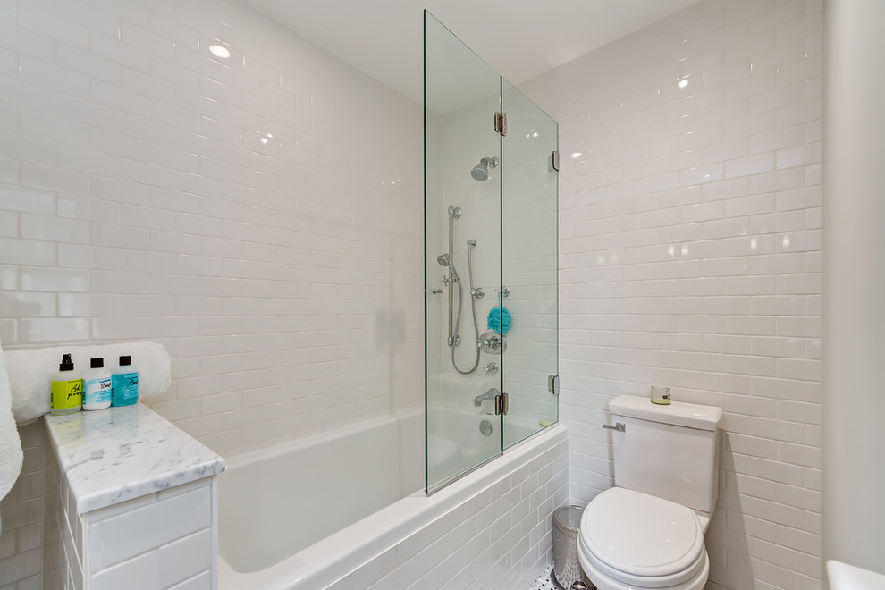 Стильный дизайн: главная ванная комната среднего размера в классическом стиле с накладной ванной, душем над ванной, белой плиткой и керамической плиткой - последний тренд