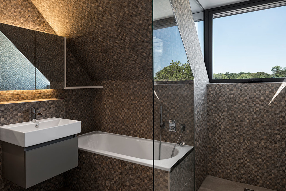 Idee per una stanza da bagno minimal con ante lisce, ante grigie, vasca da incasso, piastrelle marroni, piastrelle a mosaico, pareti marroni e lavabo a bacinella