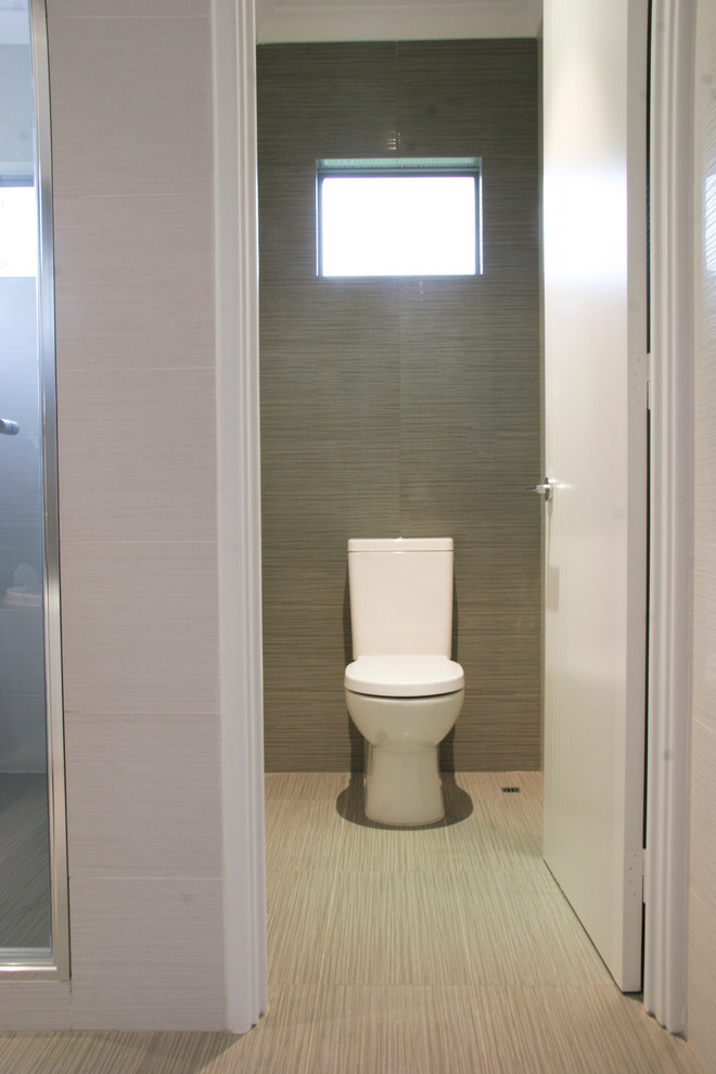 Exemple d'une grande salle de bain principale tendance avec un placard à porte plane, des portes de placard blanches, une douche double, WC suspendus, un carrelage blanc, des carreaux de porcelaine, un mur blanc, un sol en carrelage de porcelaine, un lavabo encastré, un plan de toilette en quartz modifié, un sol gris et une cabine de douche à porte battante.