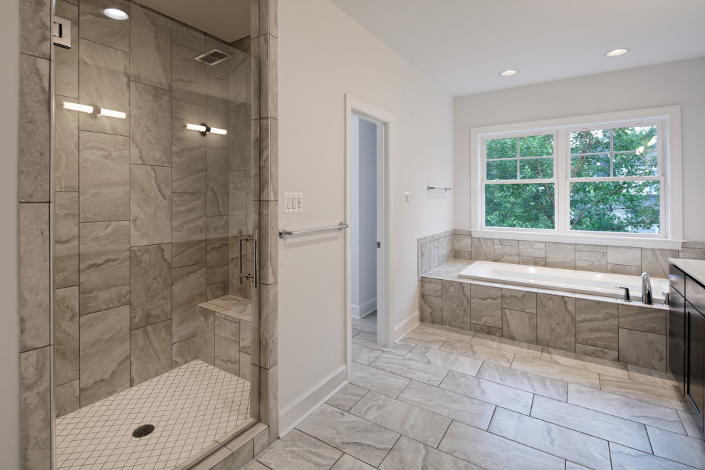 Klassisk inredning av ett stort vit vitt en-suite badrum, med skåp i mörkt trä, ett platsbyggt badkar, en dusch i en alkov, vita väggar, beiget golv, dusch med gångjärnsdörr och flerfärgad kakel