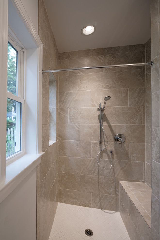 Exempel på ett litet klassiskt vit vitt badrum, med skåp i mörkt trä, en dusch i en alkov, beige kakel, dusch med duschdraperi, keramikplattor och flerfärgade väggar