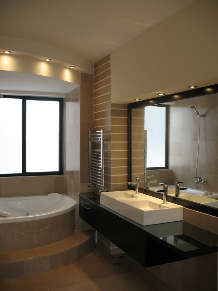 Réalisation d'une salle de bain design de taille moyenne avec un mur beige.