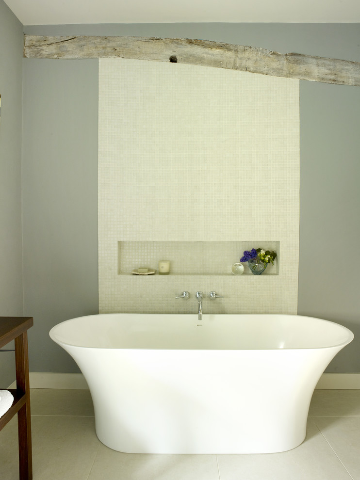 Diseño de cuarto de baño principal de estilo de casa de campo de tamaño medio con bañera exenta, baldosas y/o azulejos blancos, baldosas y/o azulejos en mosaico, paredes grises y suelo de baldosas de porcelana