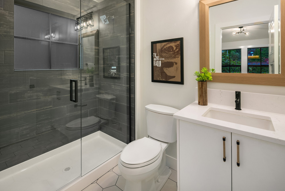 Esempio di una grande stanza da bagno con doccia country con ante lisce, ante bianche, pareti bianche, lavabo sottopiano, pavimento bianco, porta doccia a battente e top bianco
