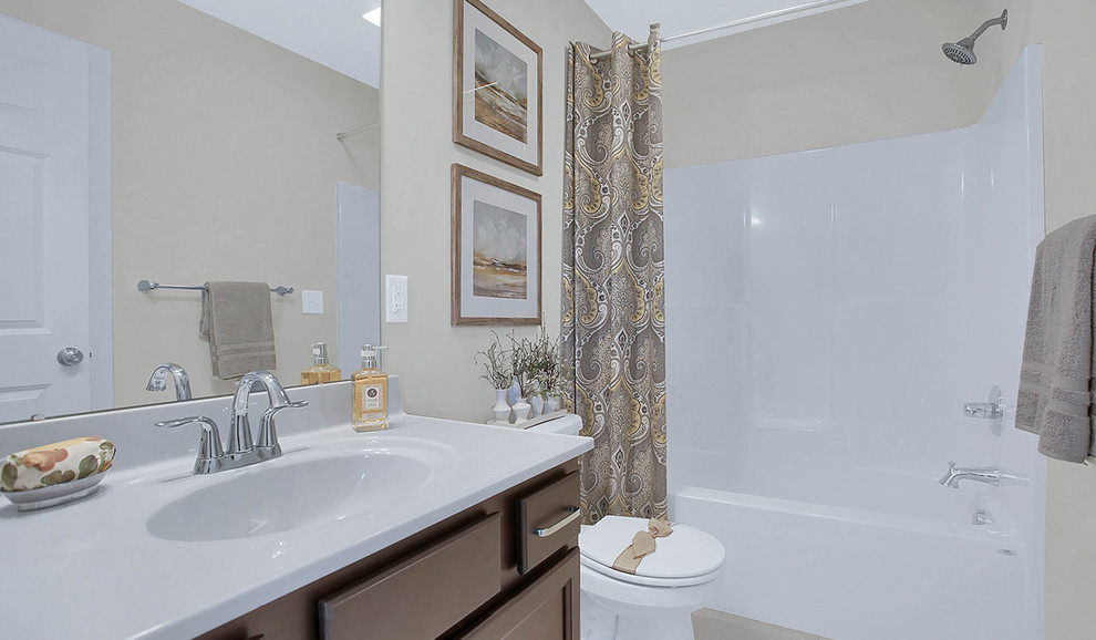 Inspiration för ett stort vintage brun brunt badrum med dusch, med vita skåp, en dusch/badkar-kombination, en toalettstol med hel cisternkåpa, beige väggar, klinkergolv i keramik, ett integrerad handfat, marmorbänkskiva och dusch med duschdraperi