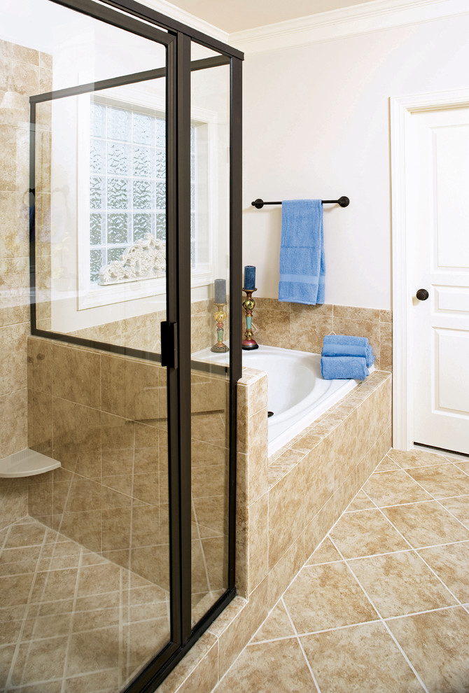 На фото: главная ванная комната среднего размера в классическом стиле с бежевой плиткой и белыми стенами