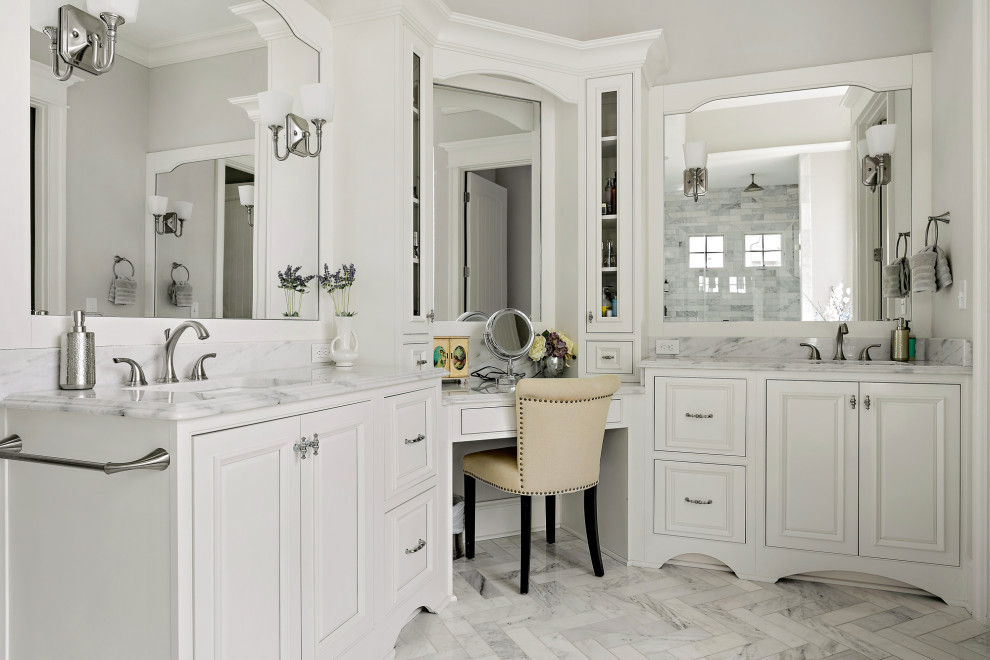 Idéer för vitt badrum, med luckor med profilerade fronter, vita skåp, grå väggar, ett undermonterad handfat och vitt golv
