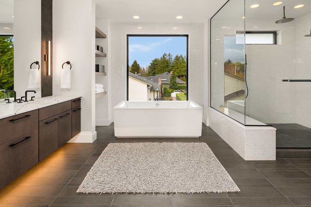 Réalisation d'une grande salle de bain design en bois brun avec un placard à porte plane, un carrelage gris, un mur blanc, un lavabo encastré, un plan de toilette en quartz modifié, un sol gris, une cabine de douche à porte battante et un plan de toilette blanc.