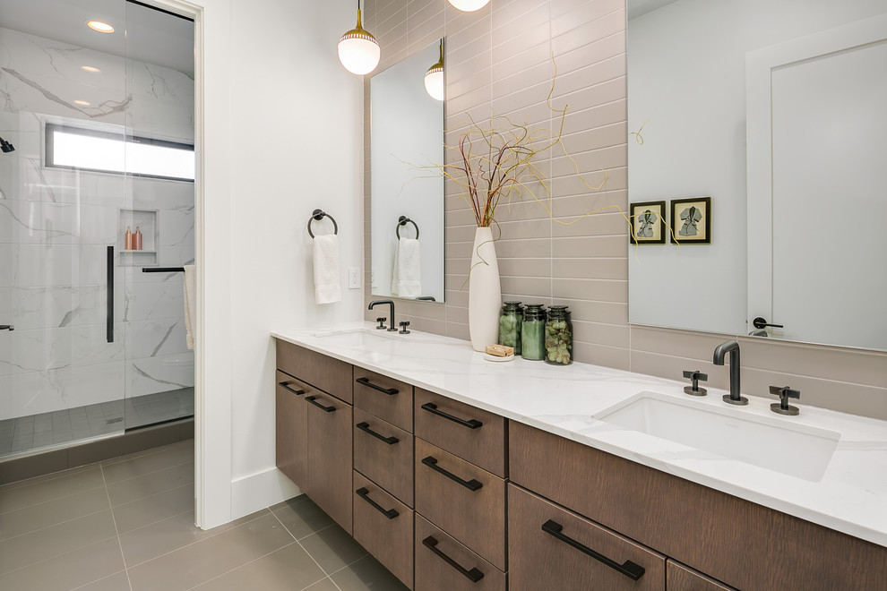 Foto de cuarto de baño contemporáneo grande con armarios con paneles lisos, puertas de armario de madera oscura, ducha empotrada, baldosas y/o azulejos grises, paredes blancas, aseo y ducha, lavabo bajoencimera, encimera de cuarzo compacto, suelo gris, ducha con puerta con bisagras y encimeras blancas