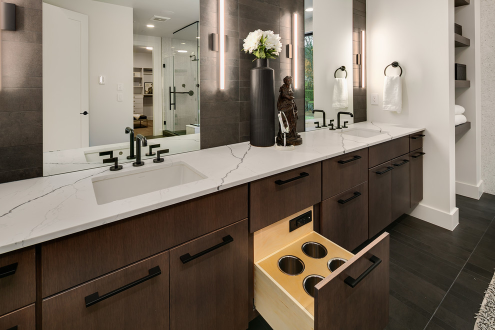 Großes Modernes Badezimmer En Suite mit flächenbündigen Schrankfronten, grauen Schränken, freistehender Badewanne, grauen Fliesen, weißer Wandfarbe, Unterbauwaschbecken, Quarzwerkstein-Waschtisch, grauem Boden und weißer Waschtischplatte in Seattle