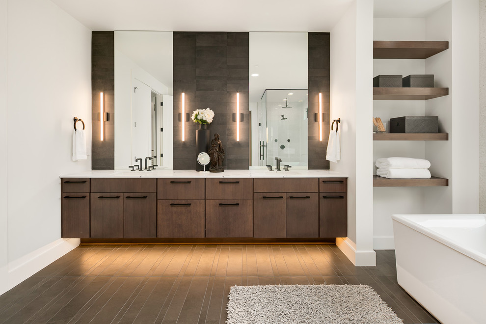 Großes Modernes Badezimmer En Suite mit flächenbündigen Schrankfronten, freistehender Badewanne, weißer Wandfarbe, Unterbauwaschbecken, Quarzwerkstein-Waschtisch, weißer Waschtischplatte, braunen Schränken und braunem Boden in Seattle