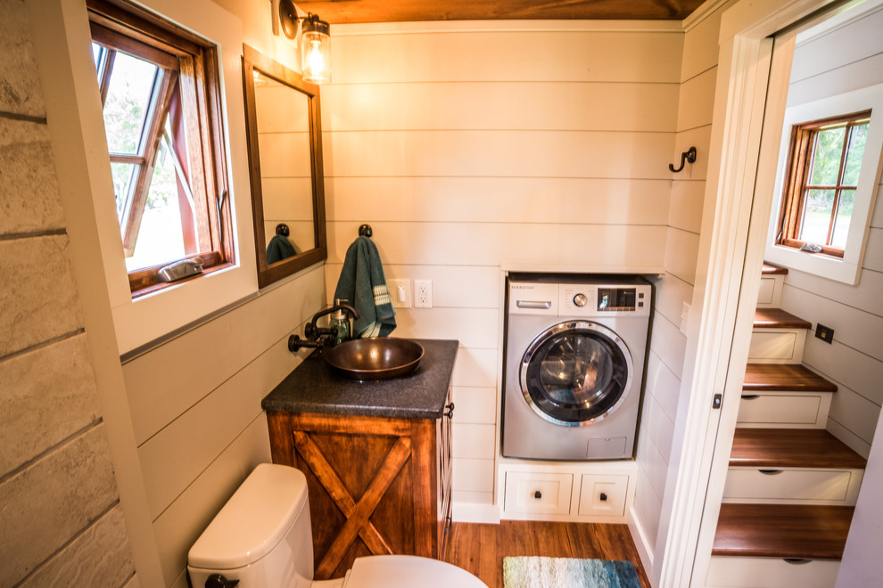 Idées déco pour une salle de bain craftsman en bois brun avec un placard à porte shaker, une baignoire posée, des carreaux de céramique, un sol en bois brun, une vasque et un plan de toilette en granite.