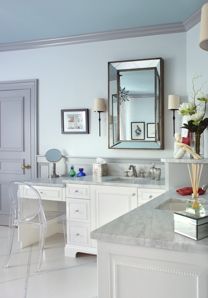 Exempel på ett mellanstort klassiskt en-suite badrum, med ett undermonterad handfat, luckor med upphöjd panel, vita skåp, vita väggar, ett platsbyggt badkar, en hörndusch, vit kakel, tunnelbanekakel, klinkergolv i porslin, beiget golv, dusch med gångjärnsdörr, en bidé och marmorbänkskiva