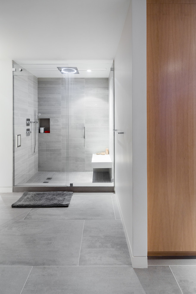 Foto på ett stort funkis en-suite badrum, med en dusch i en alkov, grå kakel, porslinskakel, vita väggar, klinkergolv i porslin och ett undermonterad handfat